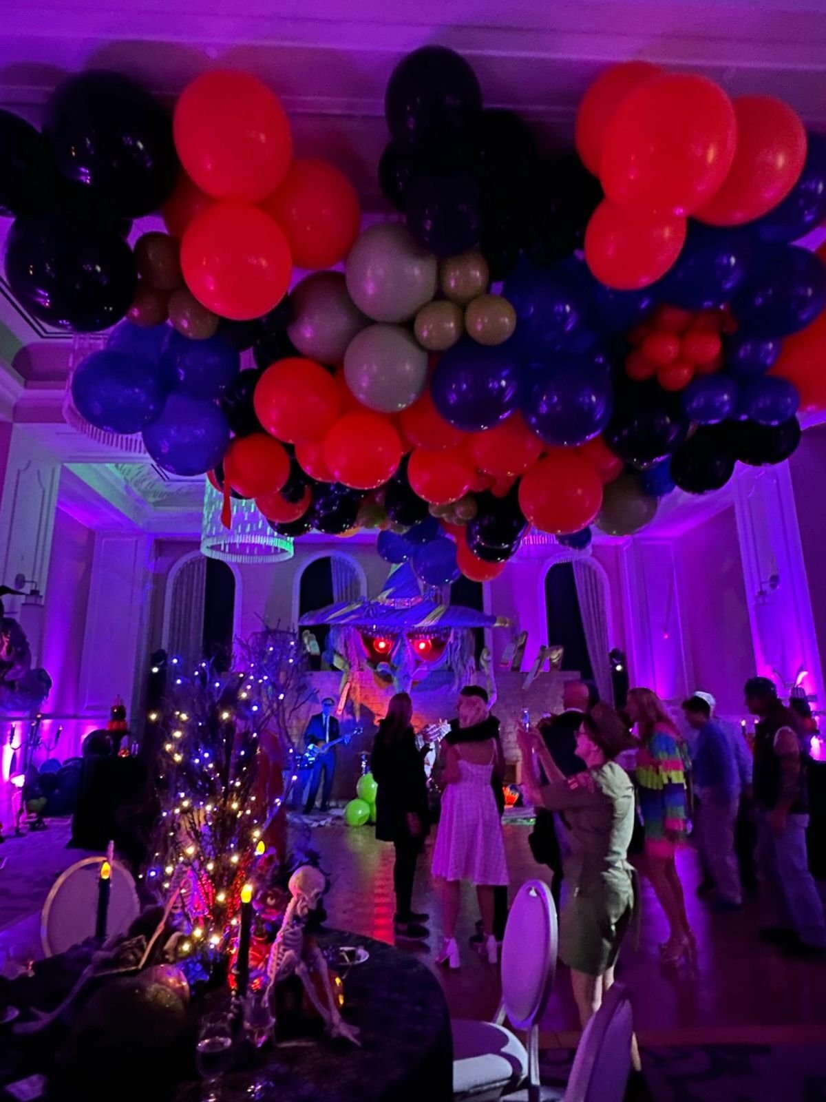 Immersive balloon ceiling installation